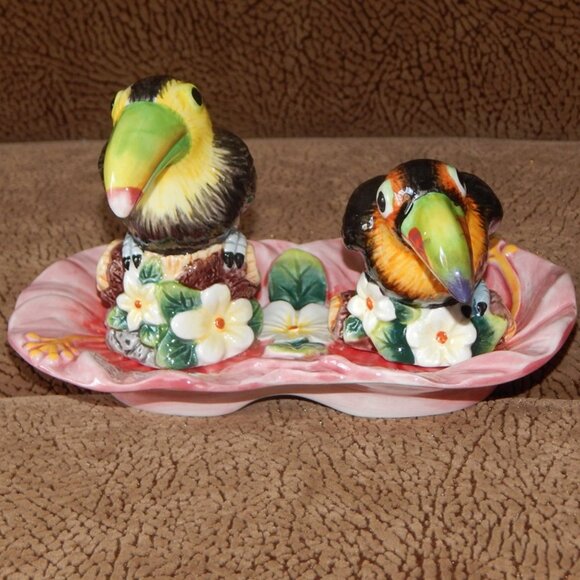 Corner Ruby Tropical Collection Birds Salt Pepper Shakers Tray Set Ceramic NEW - Picture 5 of 9